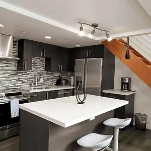 Apartment Modern Top-floor 1-bedroom Loft With Free Parking, Vancouver