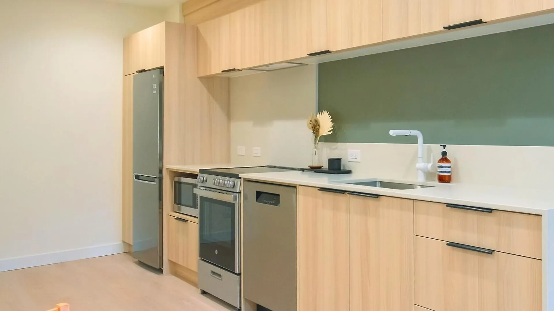 Newly Renovated 2 Bedroom Condo In Japantown! Near Railtown & Gastown! Vancouver 0*,
